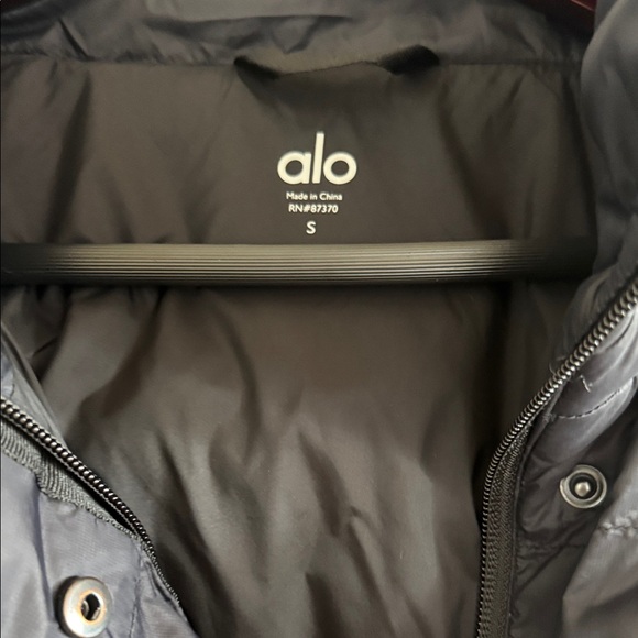 ALO Yoga Black Cropped Puffer Jacket - Picture 2 of 7